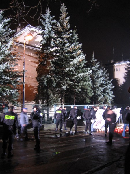 Nieruchomość Jaruzelskiego. Policja rozdziela obie demonstracje