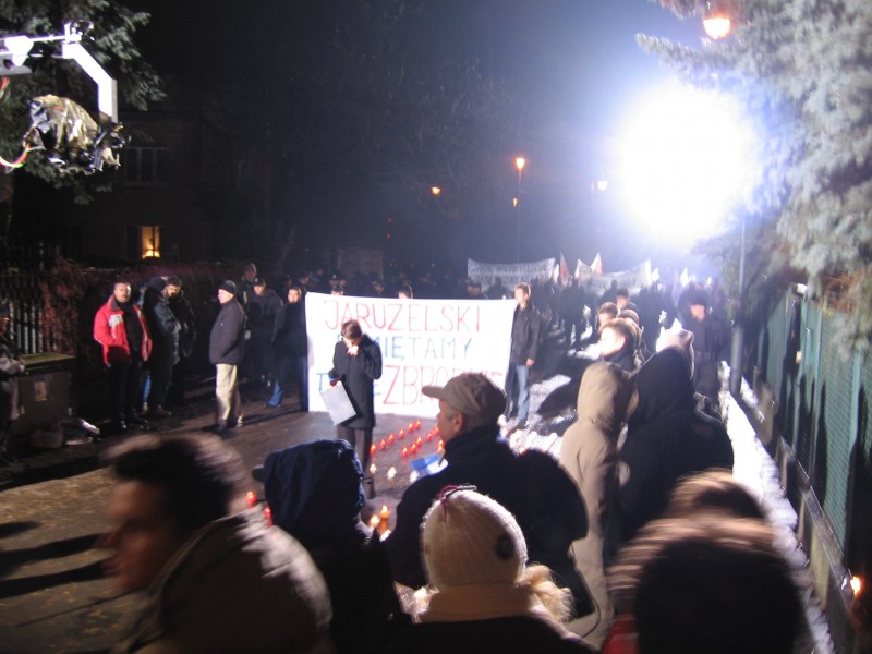 godz. 00.00 ludzie schodza sie pod domem Jaruzelskiego