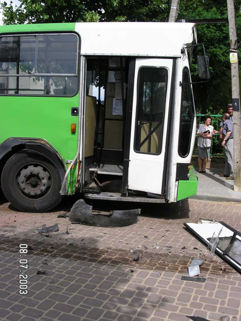 Przy ok 50-60km/h zderzenie w autobus jadący drogą prostopadłą