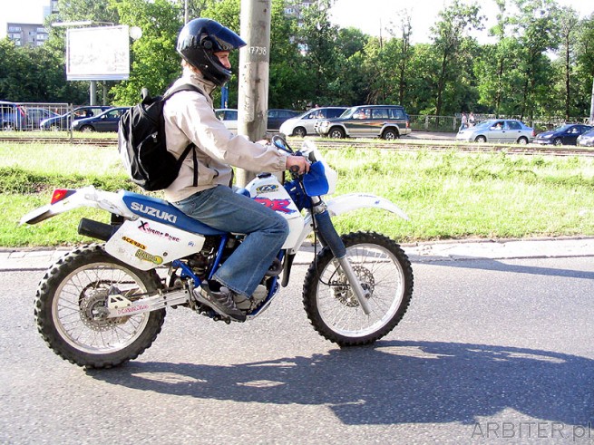 Kolega Piotr podróżuje na Suzuki DR350 - motocyklu terenowym zwanym Enduro. Ten ...